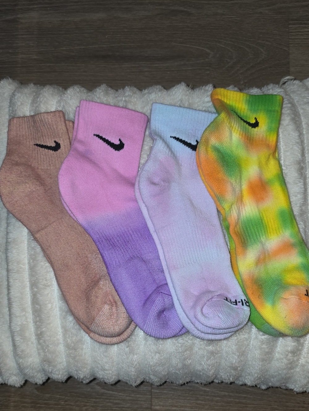 4 Nike Crew Socks Pack - Tie-Dye Yellow, Pastel Lilac, Pink-Purple Ombre, Brown